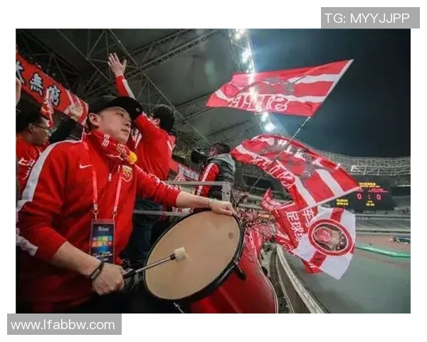 北京与天津球迷激情对抗赛揭幕球场内外的热血与友谊交织